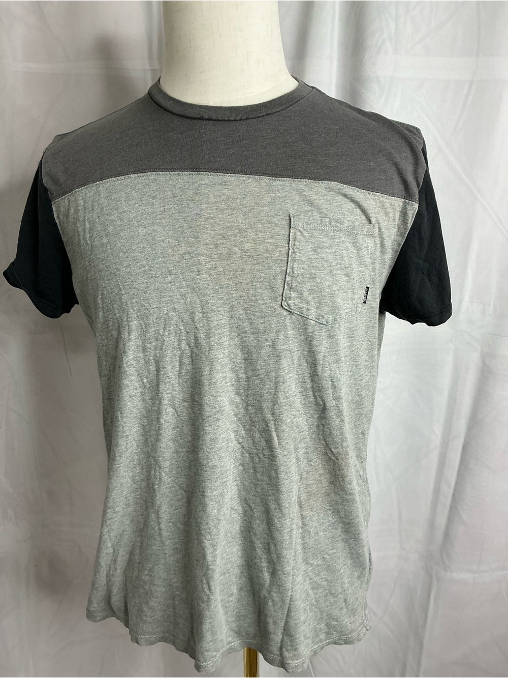 2312 - Billabong Men's Gray Colorblock Short Sleeve Pocket Tee
